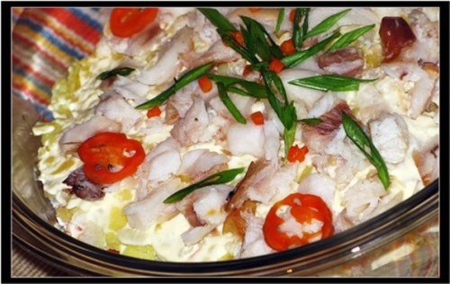 Салат из рыбы горячего копчения со шпиком