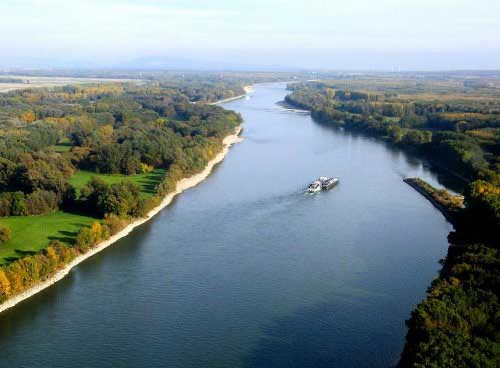  река Дунай с глубиной около 170 метров
