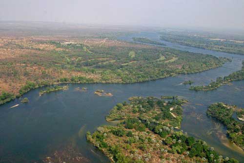 река Замбези с максимальной глубиной 116 метров